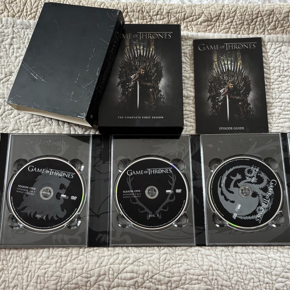 Game of Thrones Fans: The Complete First Season of this Epic Story. 5-Disc Set